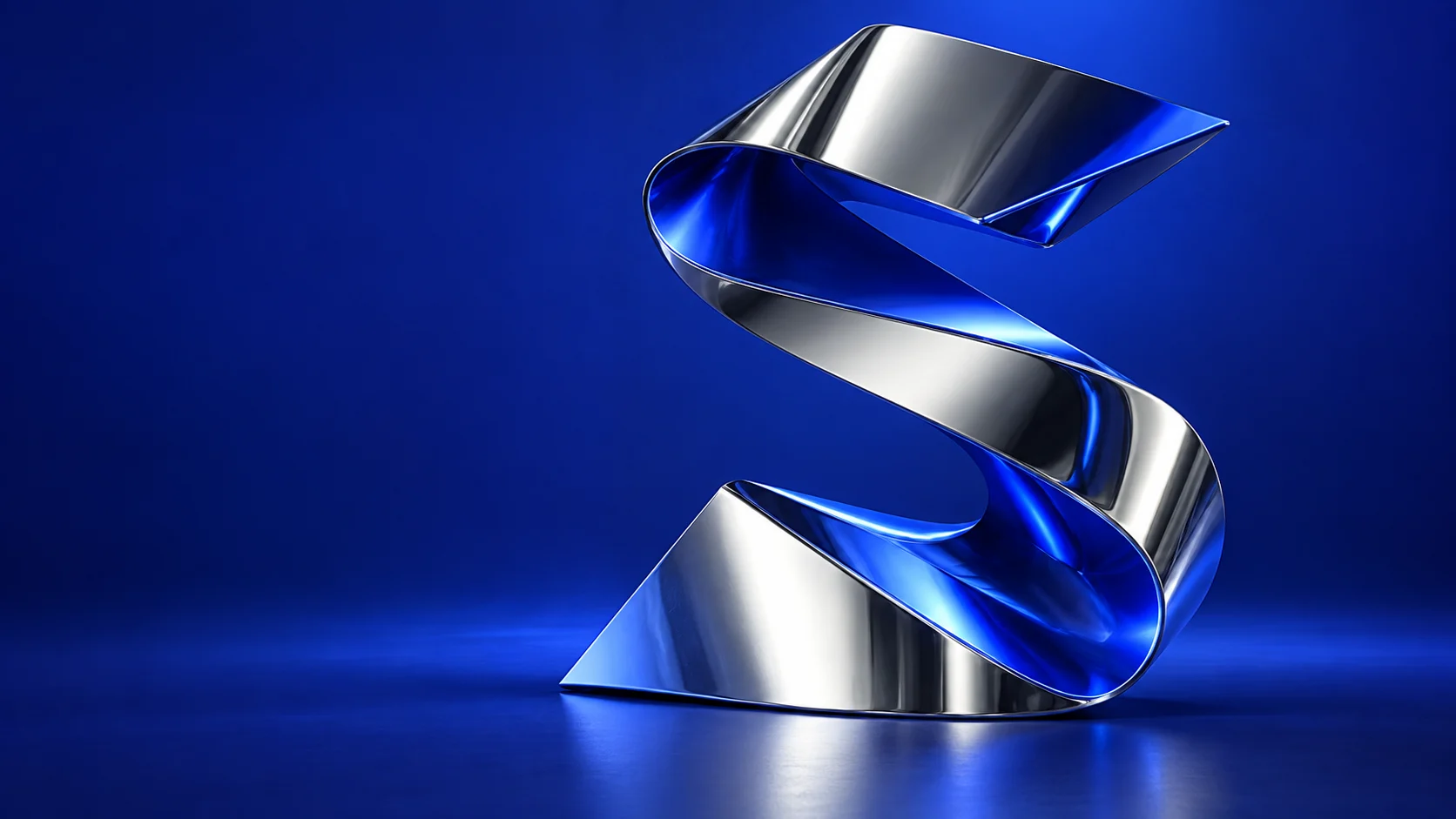 Composición de marca Siega: escultura cromada y azul cobalto